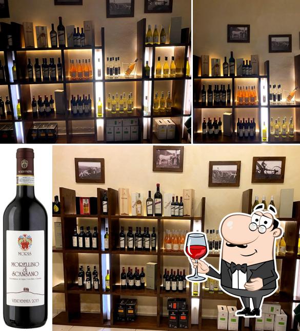 Goditi un bicchiere di vino a Cantina Morisfarms - Enoteca, Wine shop