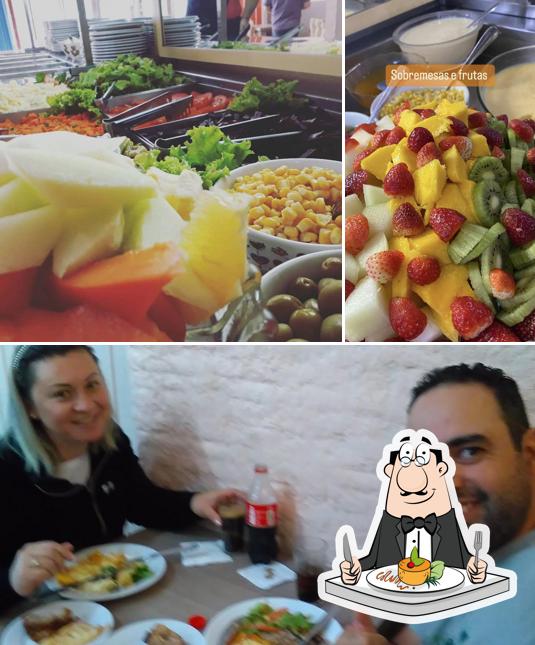 A comida e interior do restaurante