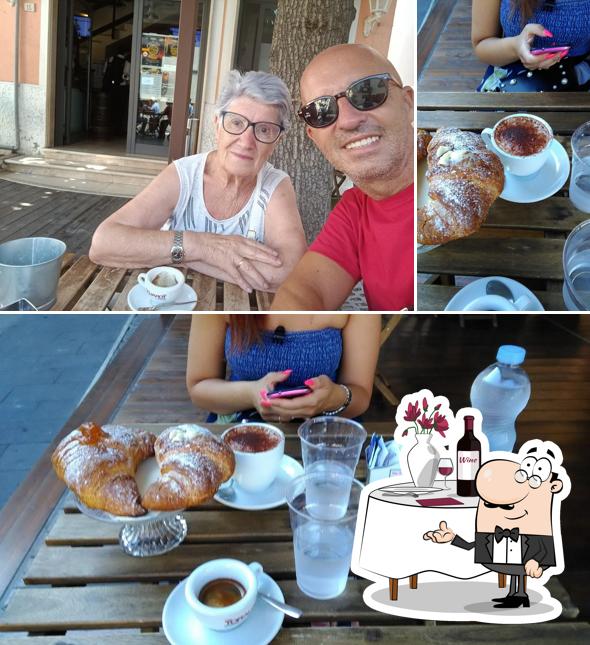 La foto della tavolo da pranzo e seo_images_cat_1471 di Caffetteria Bistrot Portanova Street