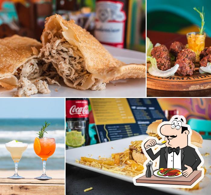 Sanduíche de carne de porco desfiada em Pé na Areia - Comes e Bebes