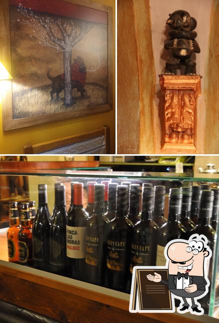 Guarda la foto che raffigura la esterno e alcol di Mar Rosso afro restaurant & Winery