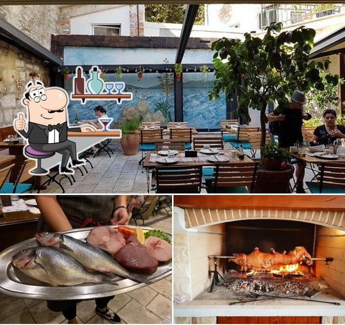 Siediti a un tavolo di Konoba Fetivi