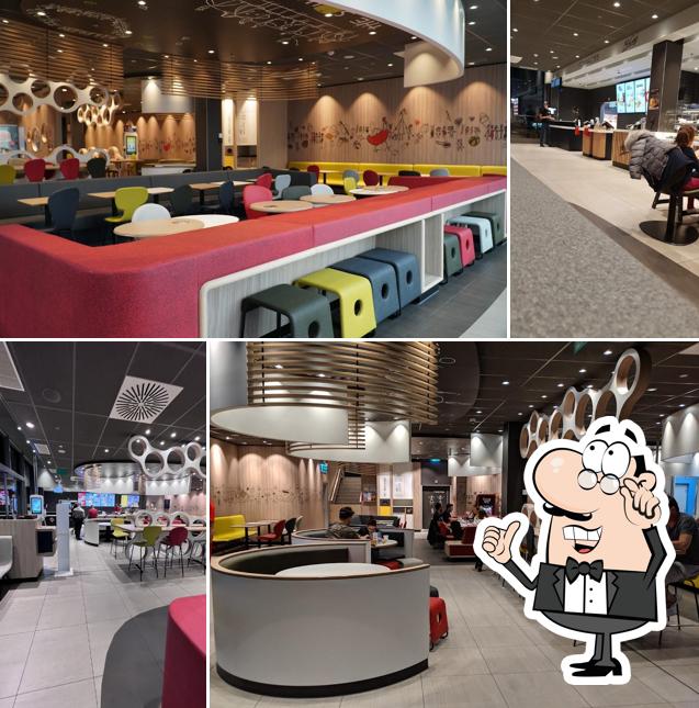 Siediti a un tavolo di McDonald's Restaurant