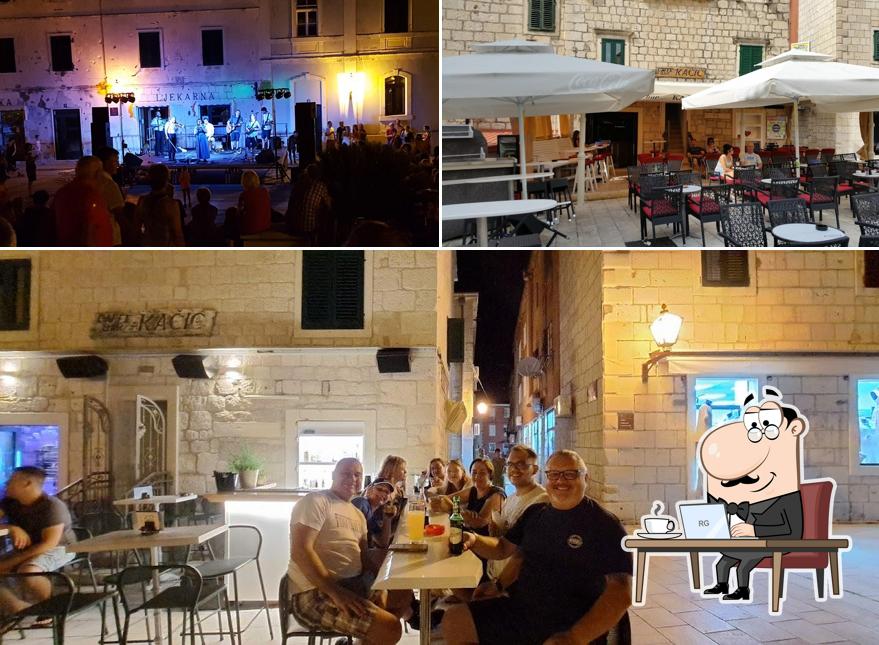 Siediti a un tavolo di Caffe Bar Martini