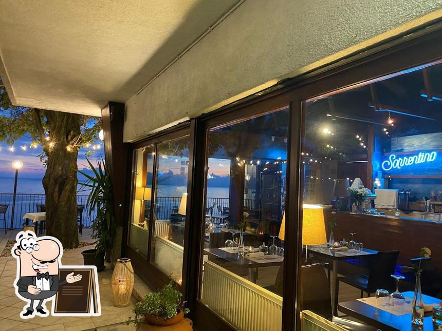 Gli esterni di Sorrentino Trattoria Di Mare tenda rossa