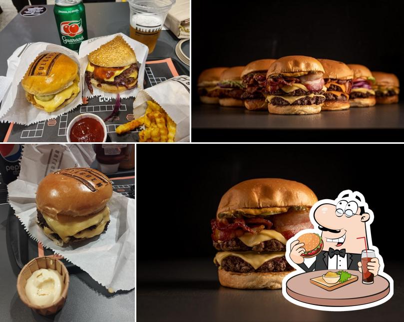 Experimente um dos hambúrgueres disponíveis no Hamburgueria Bullguer