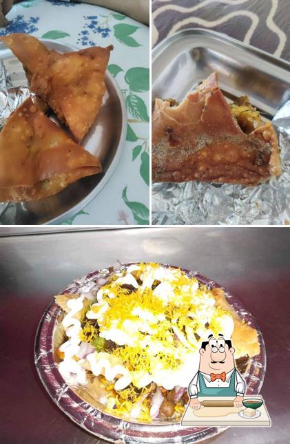 Samosa at Thaggu Ke Samose
