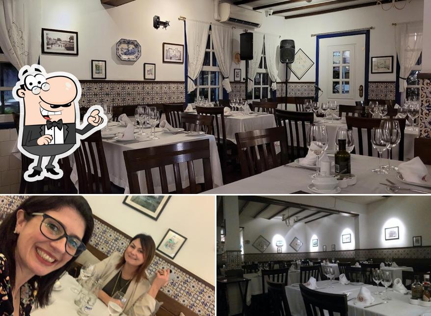 Sente em uma das mesas no Quinta de Santa Maria