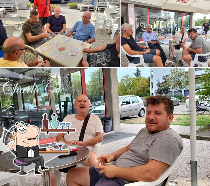 Dai un'occhiata agli interni di Charlie Cafè