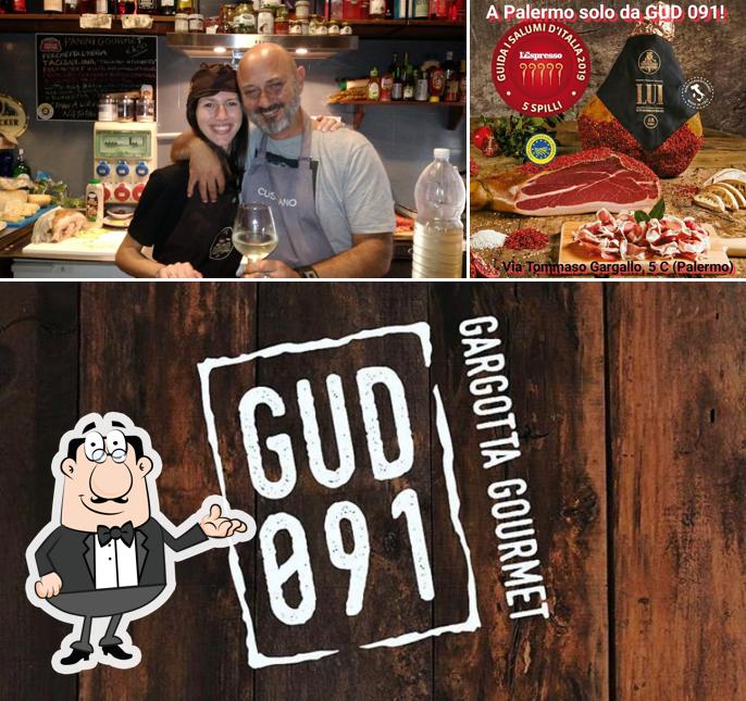 Siediti a un tavolo di Gud 091