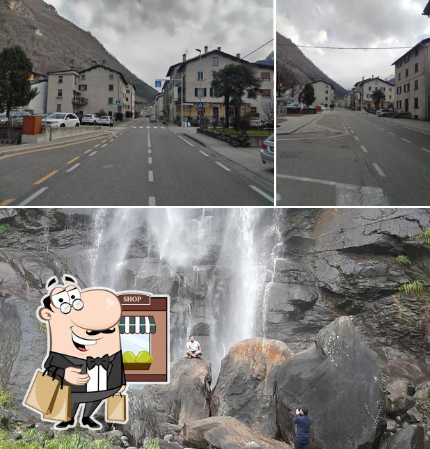 Tra le varie cose da Bar Cascata si possono trovare la esterno e cibo