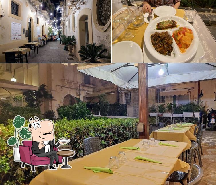 La immagine di interni e tavolo da pranzo da La Bracioletteria