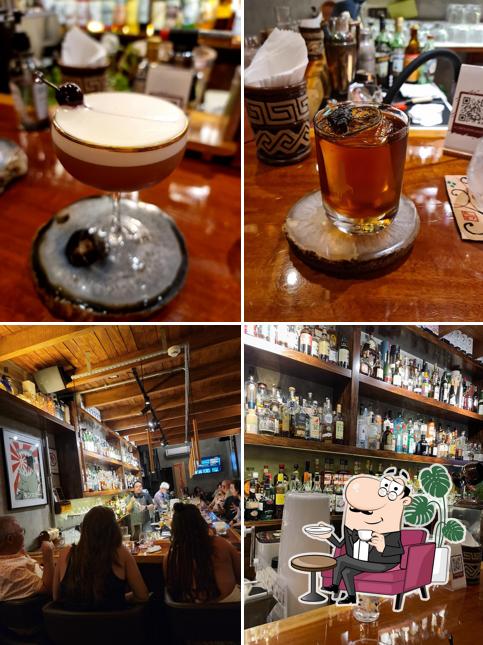 Sente em uma das mesas no The Punch Bar