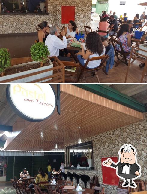 Sente em uma das mesas no Pastel Com Tapioca