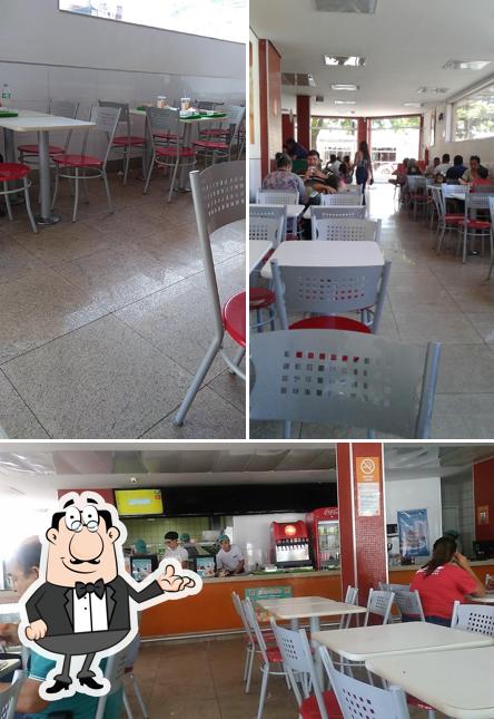 Sente em uma das mesas no Giraffas Formosa