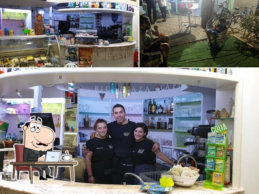 Siediti a un tavolo di Rio Plaza Café