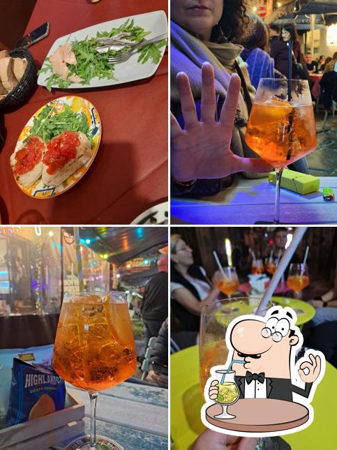La foto di bevanda e cibo da Barrucchiere quartieri Spagnoli