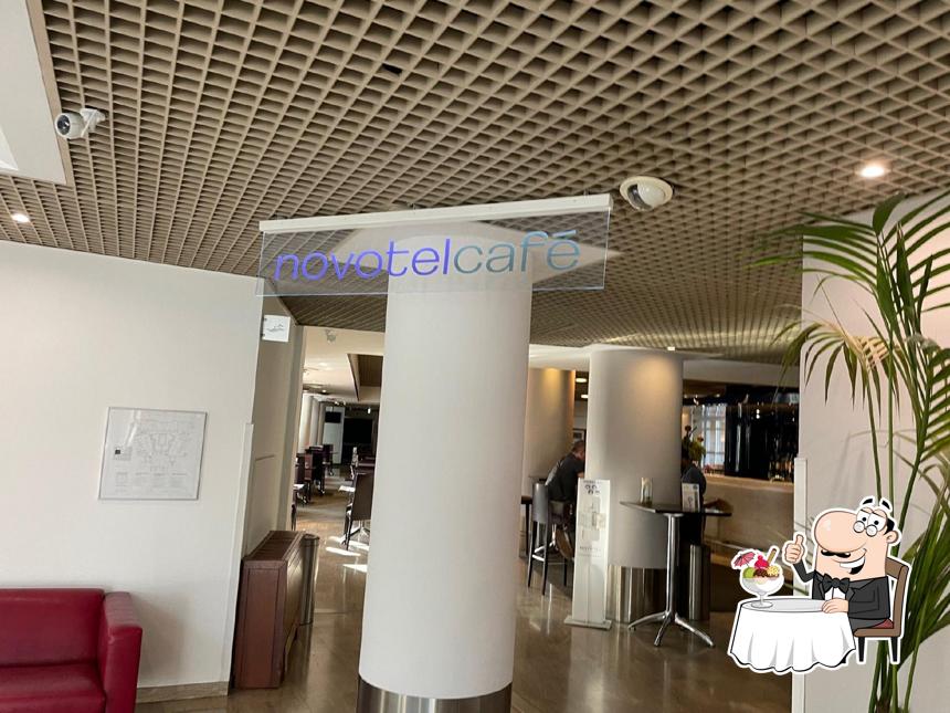 NOVOTEL CAFE' serve un'ampia selezione di dessert