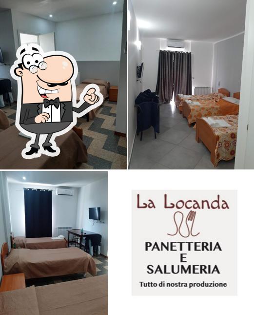 Siediti a un tavolo di La Locanda trattoria albergo con locanda