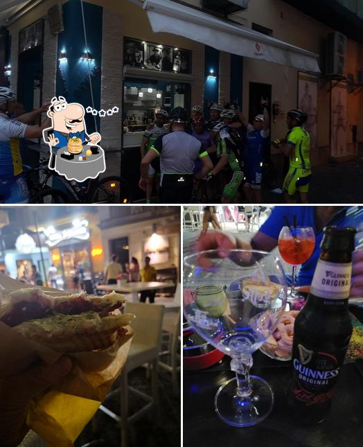 Jaynet Cafe' si caratterizza per la cibo e esterno
