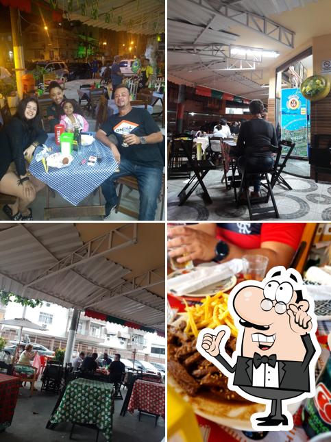 Sente em uma das mesas no Bar da Portuguesa