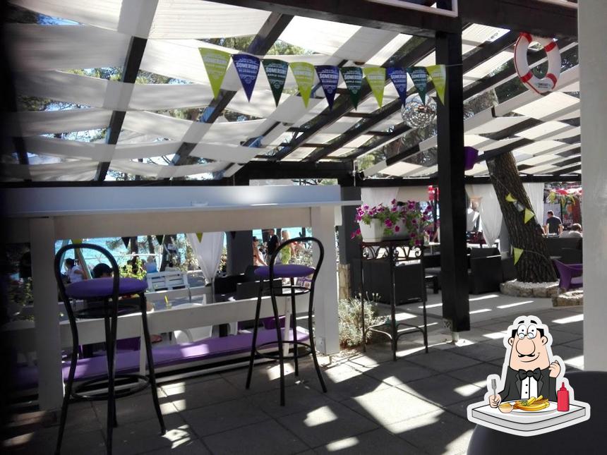 Assaggia un piatto di patatine a Awake Bar