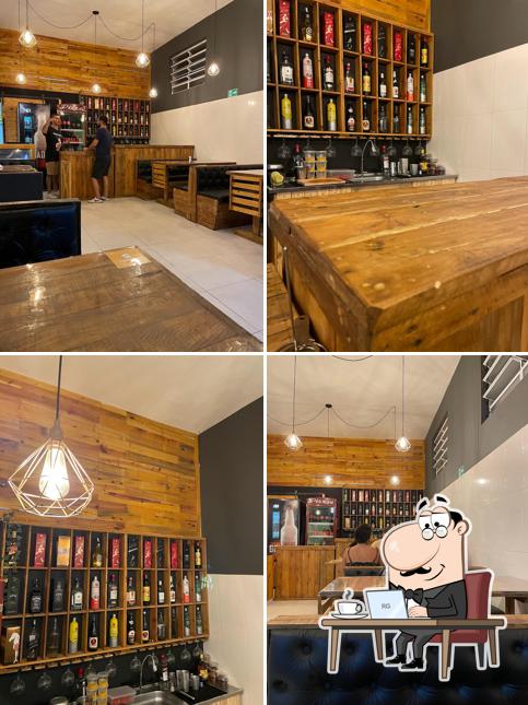 O interior do Serata Pizzaria & Bar