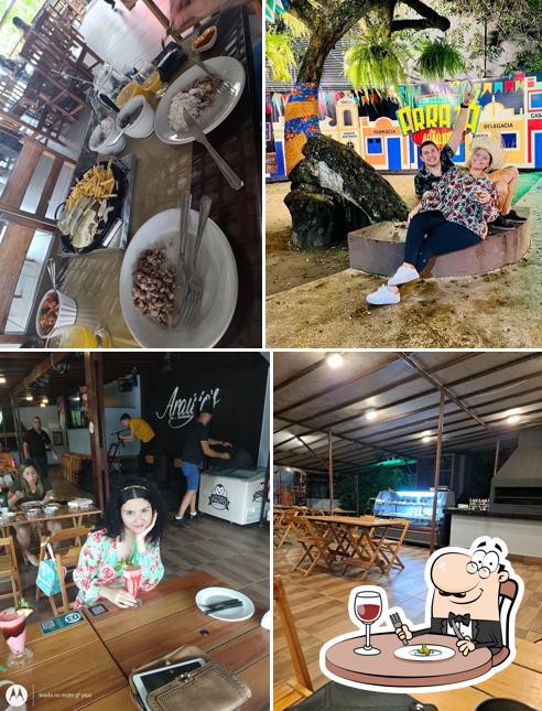 Dê uma olhada a ilustração mostrando comida e interior no Araujo's Bar e Restaurante