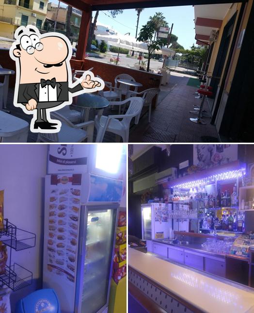 Dai un'occhiata agli interni di Hollywood Bar