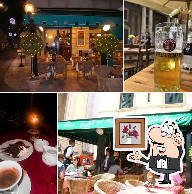 Siediti a un tavolo di Caffè Al Teatro