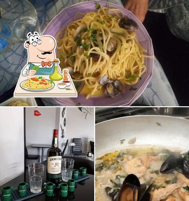 Guarda la immagine che mostra la cibo e interni di Plaza Cafe Bistro