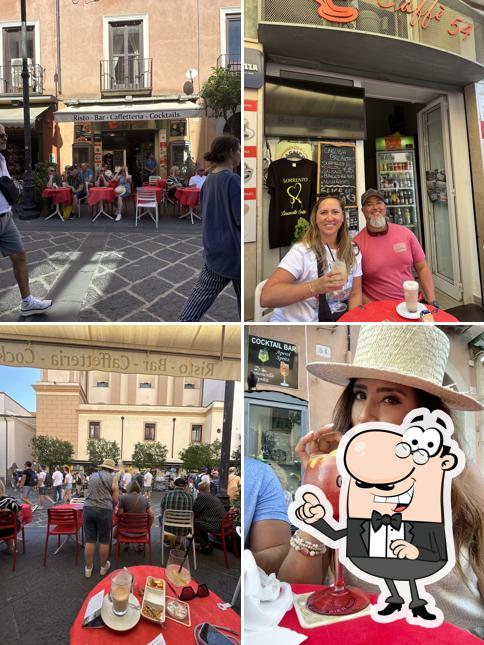 Dai un'occhiata agli interni di Caffè54