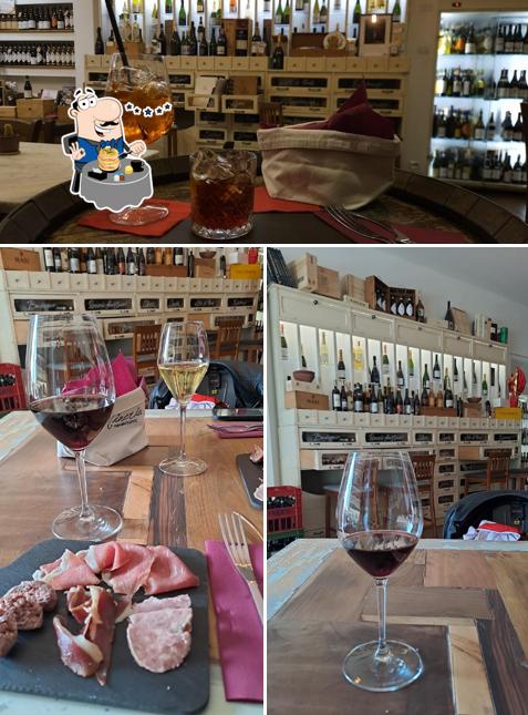Guarda la immagine che raffigura la cibo e interni di Vineria Piemontemare
