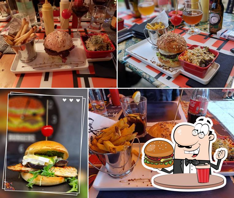 Gustati uno dei tipi di hamburger disponibili a The Burger Terrasse