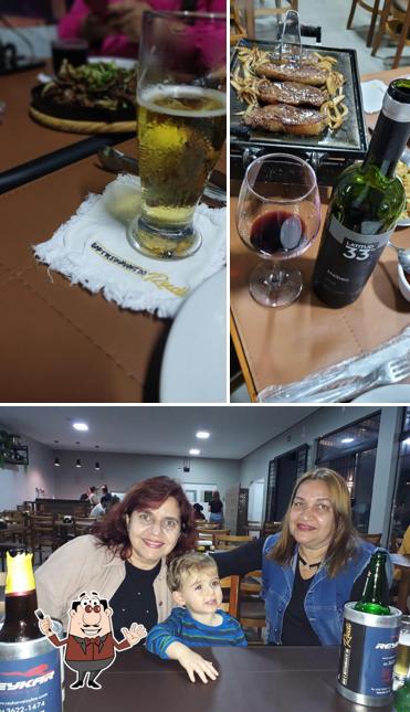 Entre diversos coisas, comida e interior podem ser encontrados no Bar e Restaurante do Rudi