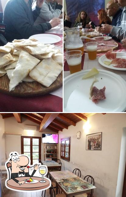 La cibo e interni del ristorante