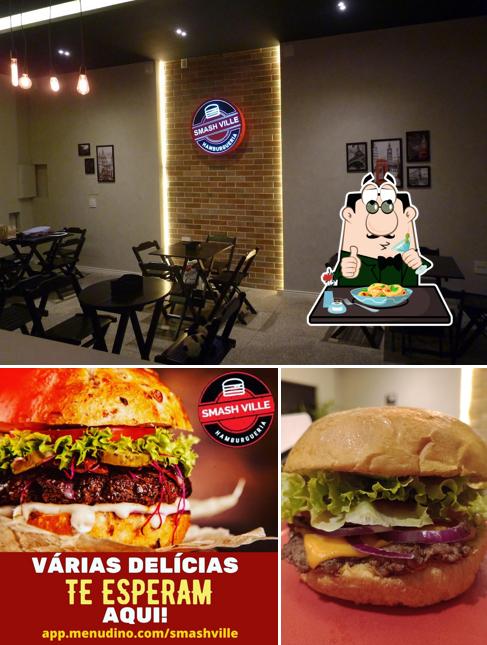 Dê uma olhada a imagem apresentando comida e interior a Smashville Hamburgueria