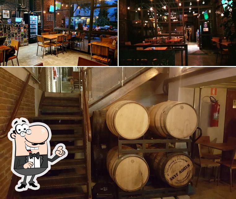 Sente em uma das mesas no Croma Beer Co