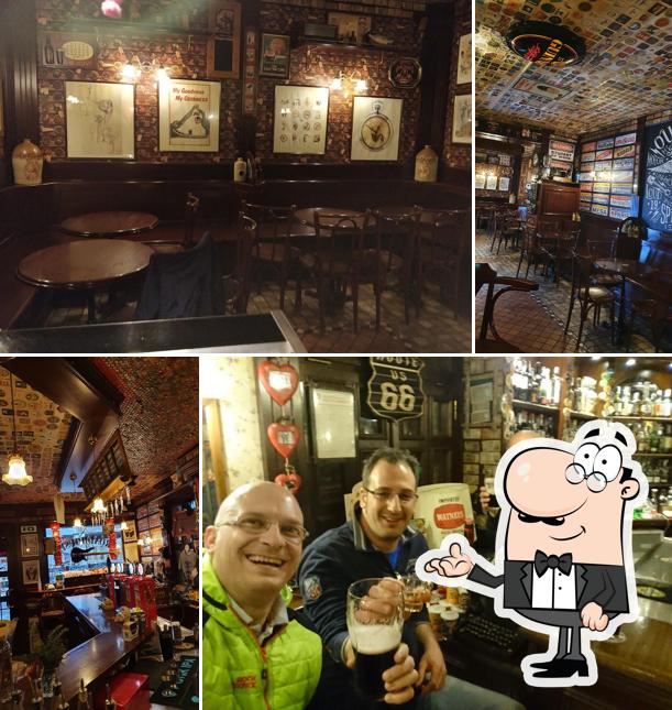 Dai un'occhiata agli interni di Roadhouse Pub