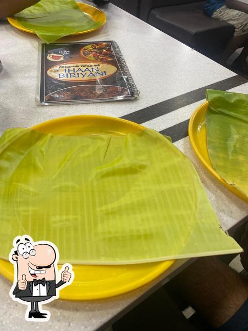 Look at the image of restaurant