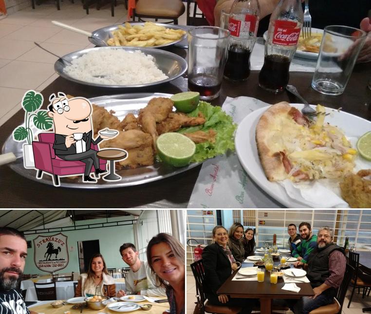 Sente em uma das mesas no Stravazzu'z Restaurante & Pizzaria