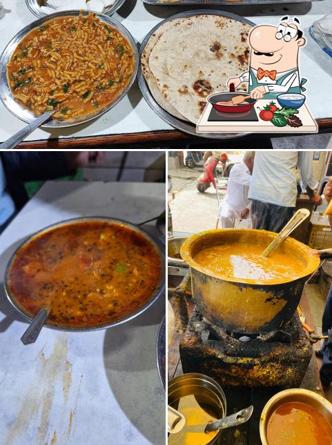 Chicken curry at Shree Ram Pavitra Bhojanalay (Daal Fry Wale)