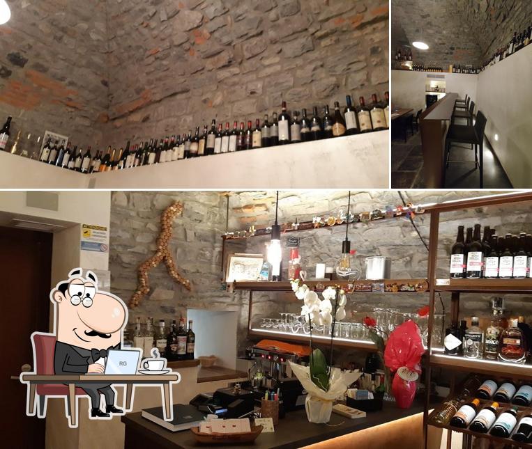 Gli interni di Angolo DiVino Enoteca Wine Bar