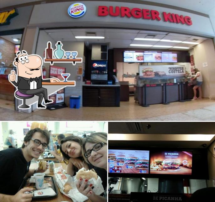 Sente em uma das mesas no Burger King