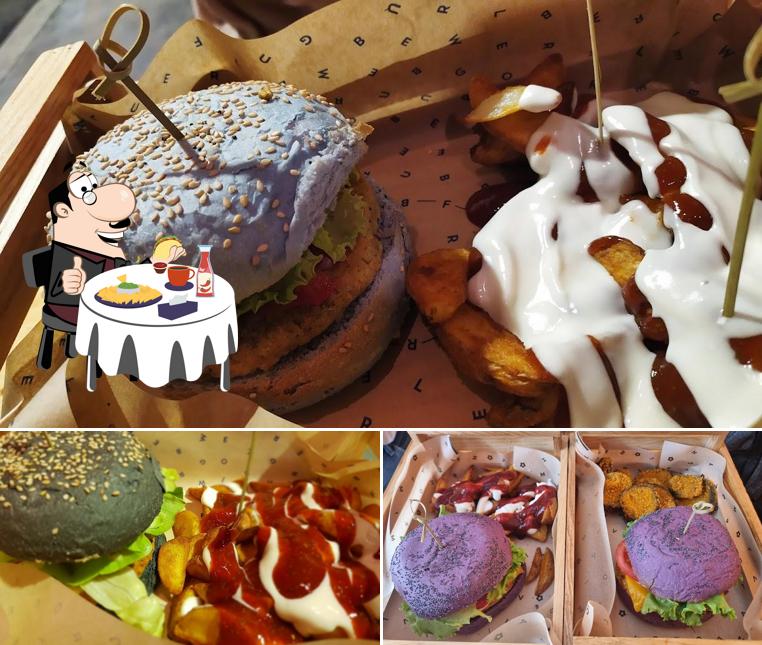 Gustati uno dei tipi di hamburger proposti a Flower Burger