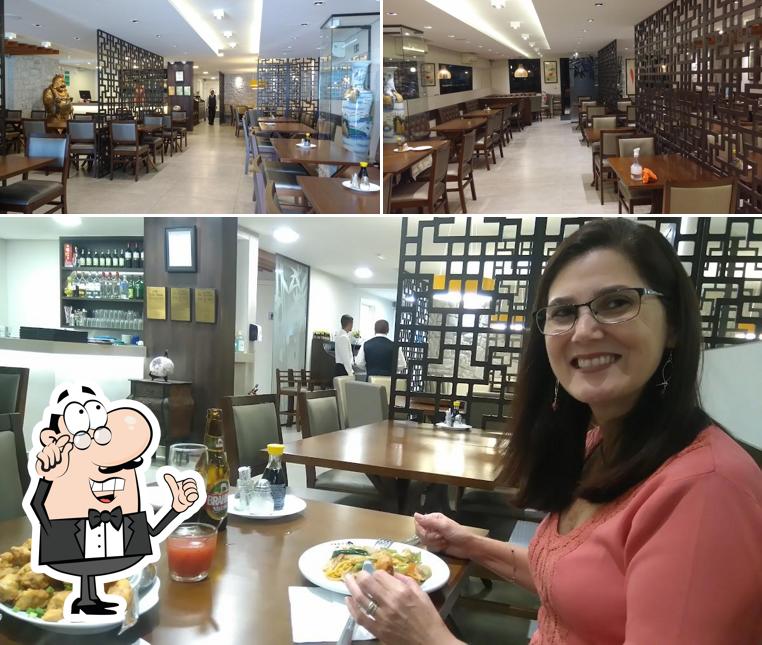 Sente em uma das mesas no Chinese House