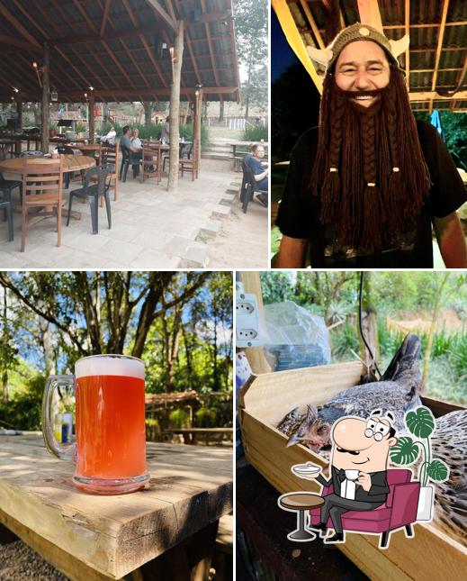 Sente em uma das mesas no Espaço VIKING - Restaurante e Cervejaria