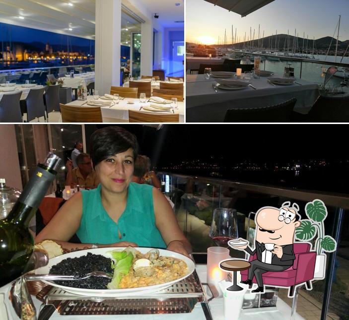 Siediti a un tavolo di Restoran BOCEL