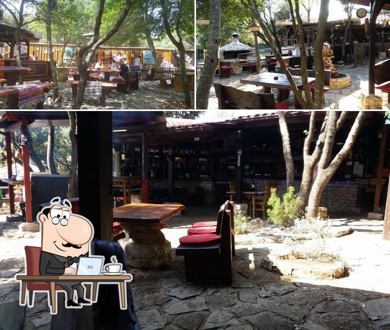 Gli interni di Restoran Babilon