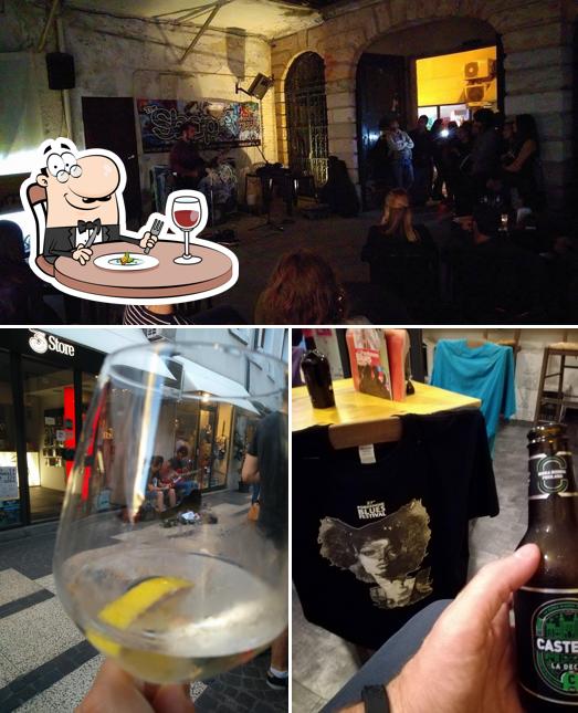 La cibo e interni del ristorante